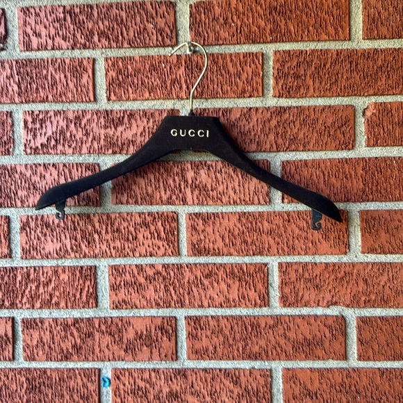 Gucci Other - Gucci hanger velvet gold logo